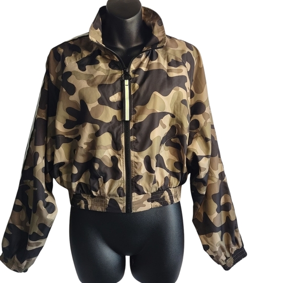 Guess Jackets & Blazers - Guess Women's Camouflage ZIP Up Windbreaker Cropped Jacket Size Small